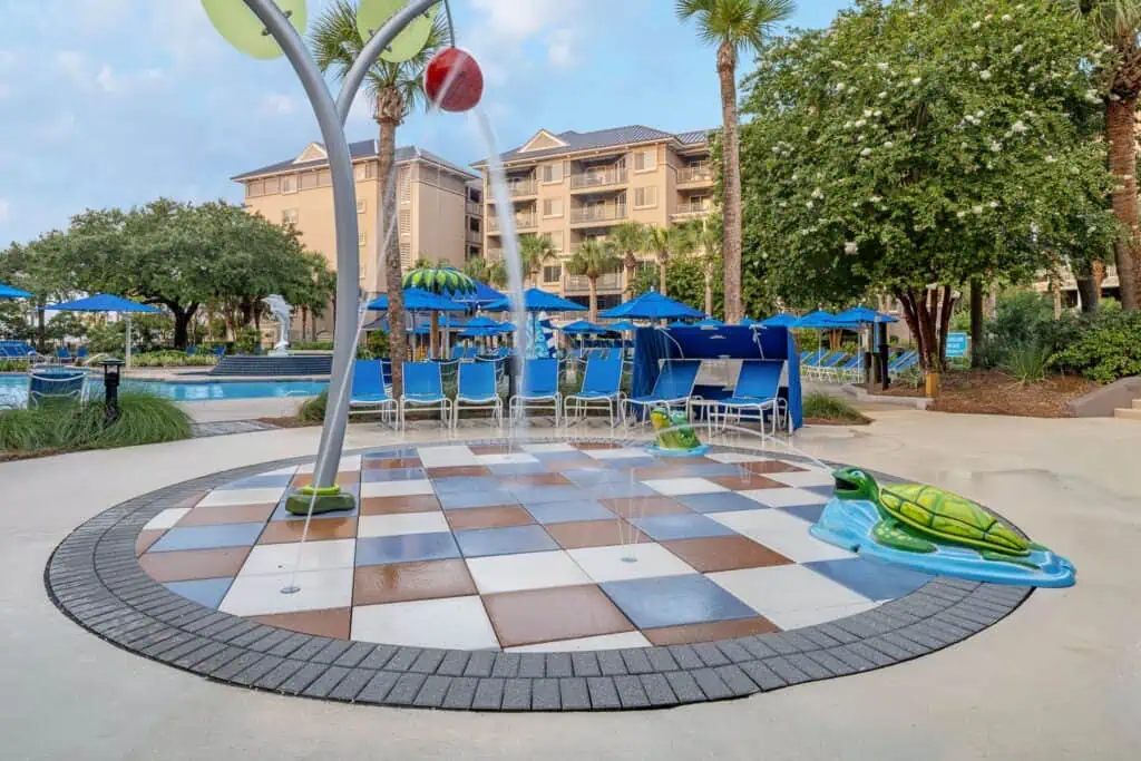 Splash pad with water features