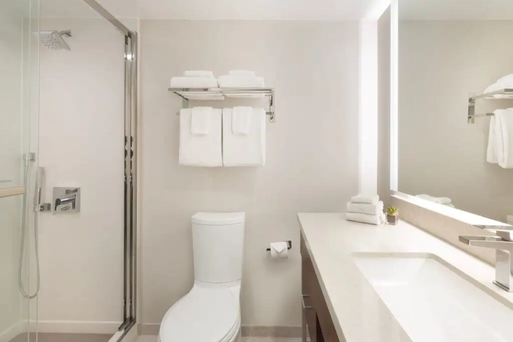 Single vanity, walk-in shower, towels